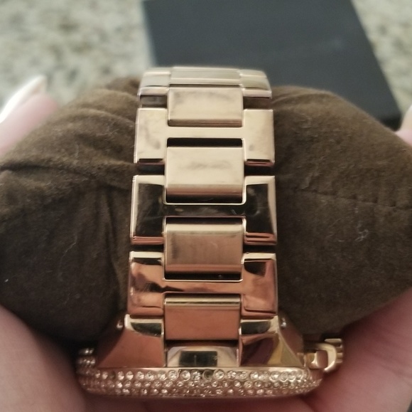 Michael Kors rose gold watch - Picture 4 of 4
